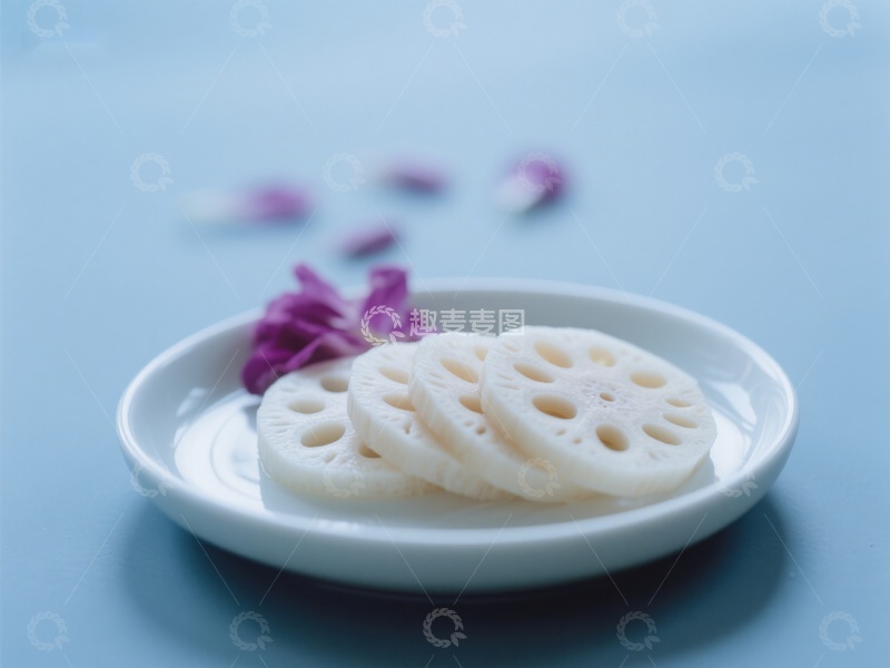 高清大图下载【趣麦麦图】莲藕切片与紫色花朵的清新组合