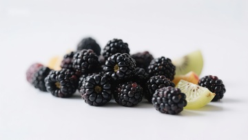 新鲜黑莓与奇异果片