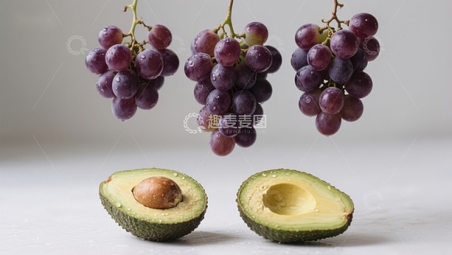 葡萄与牛油果的静物组合