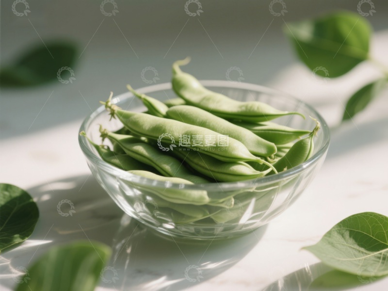 高清大图下载【趣麦麦图】新鲜豌豆荚置于透明碗中