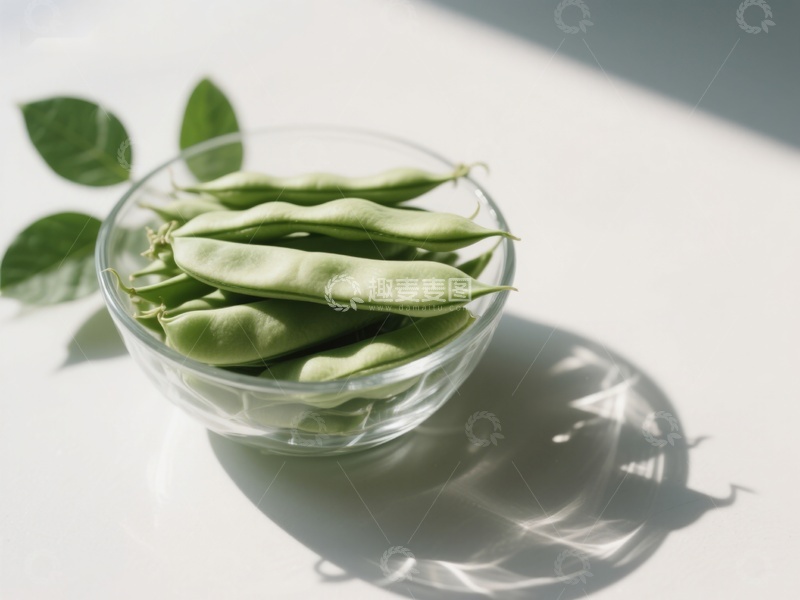 高清大图下载【趣麦麦图】透明碗中的新鲜绿色豆荚