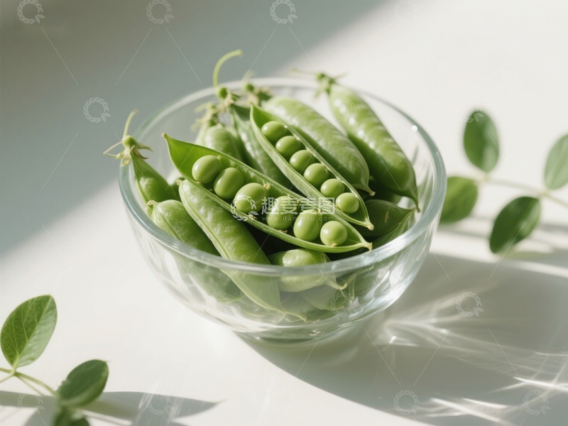 高清大图下载【趣麦麦图】新鲜豌豆荚置于透明碗中