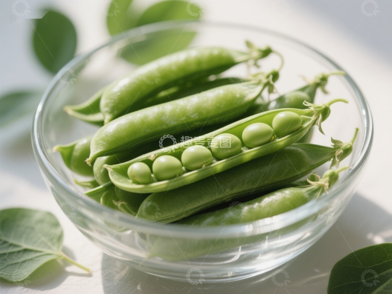 高清大图下载【趣麦麦图】新鲜豌豆荚置于透明碗中