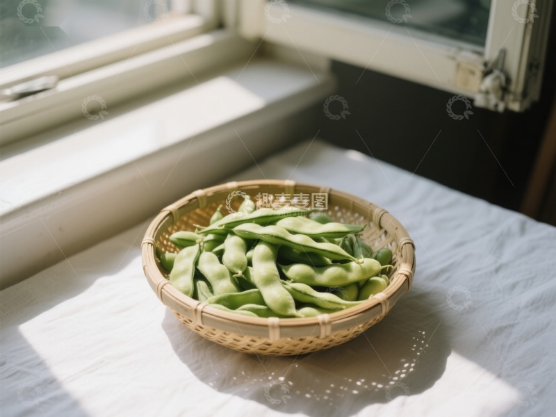 高清大图下载【趣麦麦图】窗边竹篮里的新鲜豆荚