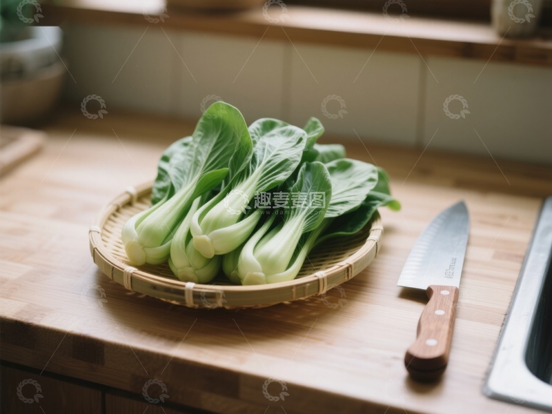 高清大图下载【趣麦麦图】新鲜青菜置于竹篮，旁配刀具