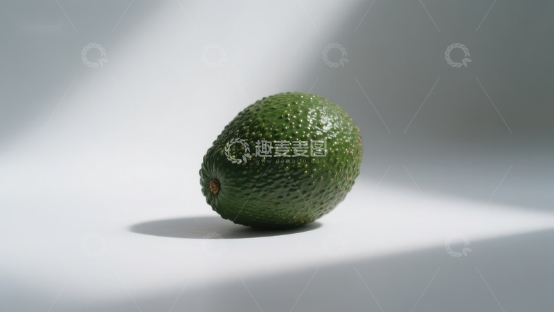 高清大图下载【趣麦麦图】单个牛油果置于光影交错的白色背景上
