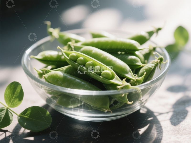 高清大图下载【趣麦麦图】新鲜豌豆荚置于透明碗中