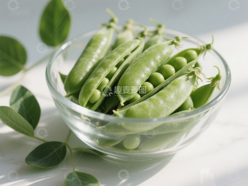 高清大图下载【趣麦麦图】新鲜豌豆荚盛于透明碗中