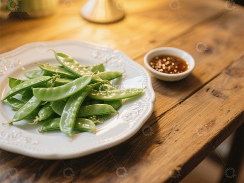 清炒豆荚配蘸料，木桌上的美食
