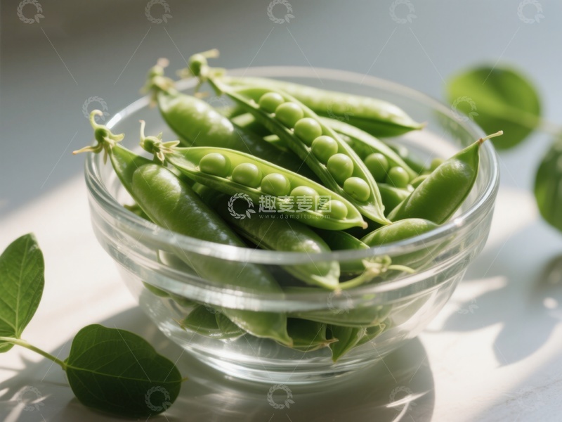 高清大图下载【趣麦麦图】新鲜豌豆荚盛于透明碗中