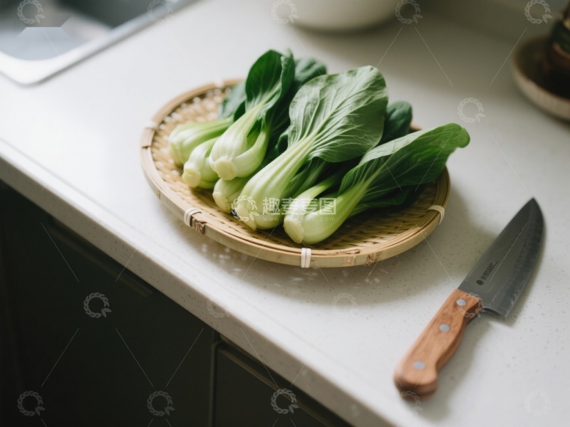 高清大图下载【趣麦麦图】新鲜青菜置于竹篮旁配刀具