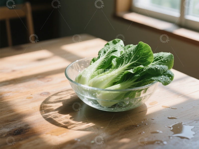 高清大图下载【趣麦麦图】新鲜青菜置于透明碗中，阳光洒落