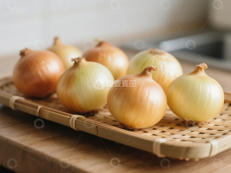 高清大图下载【趣麦麦图】新鲜洋葱整齐排列在竹制托盘上