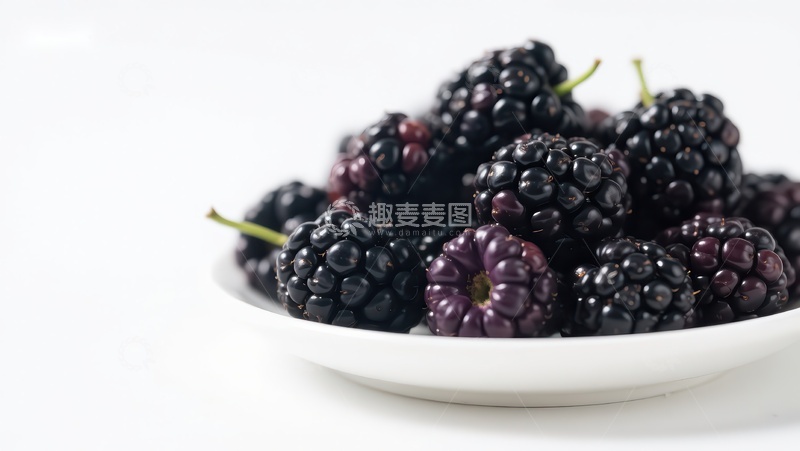 高清大图下载【趣麦麦图】新鲜黑莓堆放在白色盘中