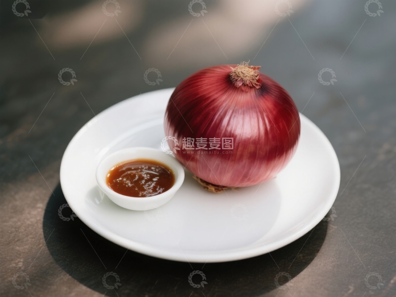 高清大图下载【趣麦麦图】红洋葱与调味酱盘中静置