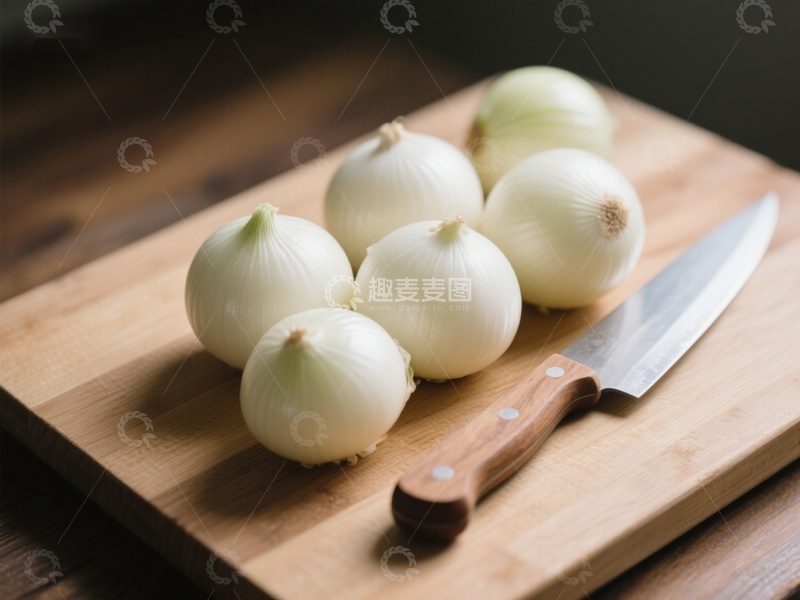高清大图下载【趣麦麦图】木板上的洋葱与刀具