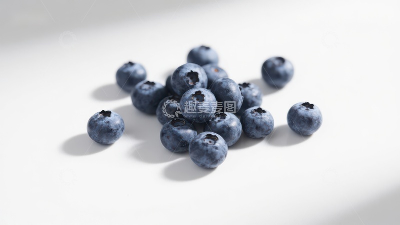 高清大图下载【趣麦麦图】新鲜蓝莓散落于白色背景