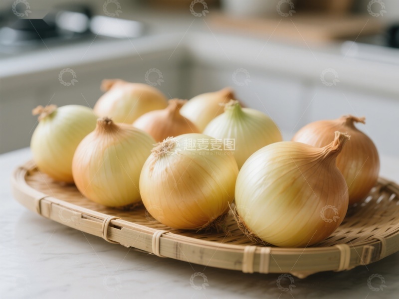 高清大图下载【趣麦麦图】新鲜洋葱置于竹制托盘上