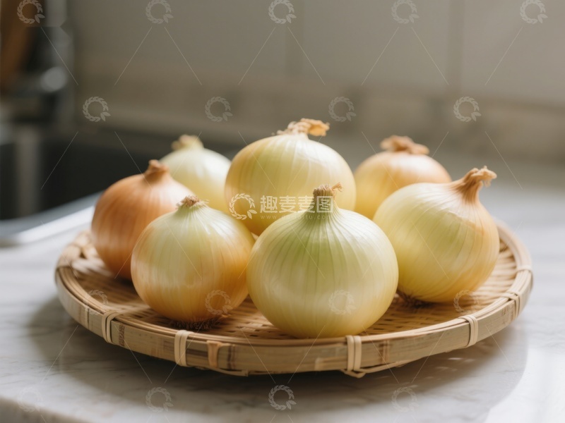 高清大图下载【趣麦麦图】新鲜洋葱置于竹制托盘