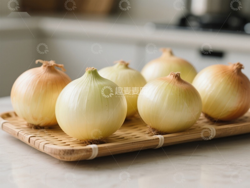 高清大图下载【趣麦麦图】新鲜洋葱整齐排列在竹制砧板上
