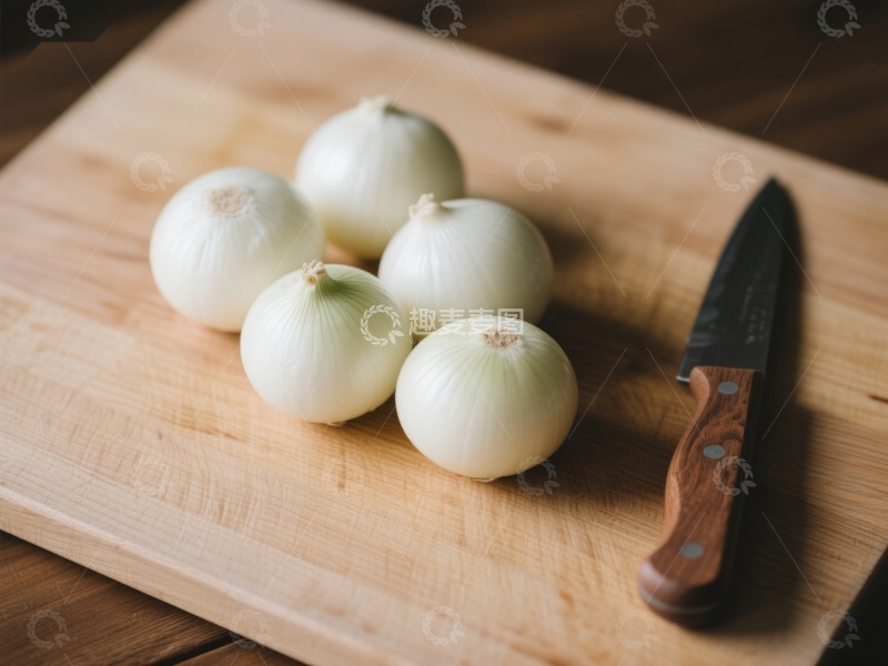 高清大图下载【趣麦麦图】木板上的洋葱与刀具