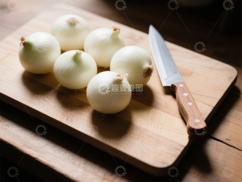 高清大图下载【趣麦麦图】木板上的洋葱与刀具