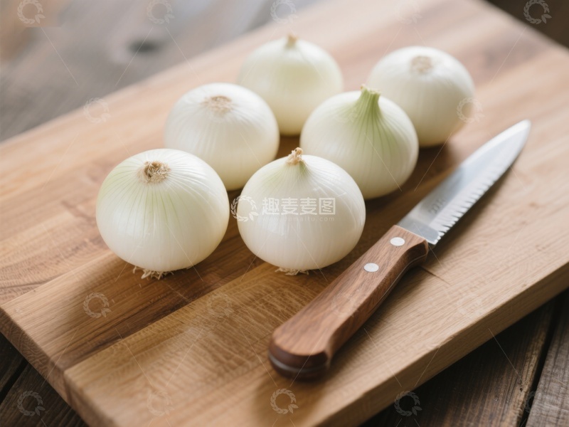 高清大图下载【趣麦麦图】木板上的洋葱与刀具
