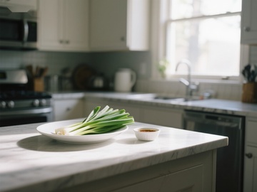 厨房台面上的青葱与小碟