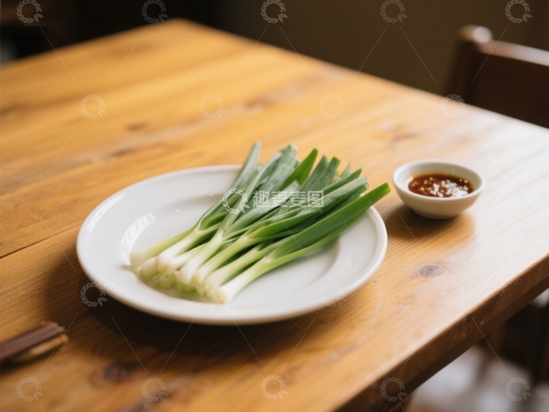 高清大图下载【趣麦麦图】新鲜葱段与酱碟置于木质餐桌