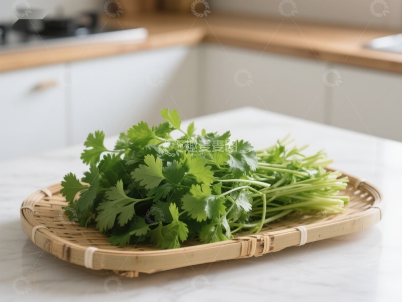 高清大图下载【趣麦麦图】新鲜香菜置于竹制托盘上