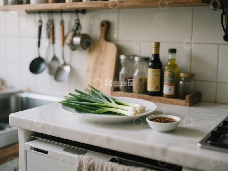 高清大图下载【趣麦麦图】厨房台面的青葱与调味品