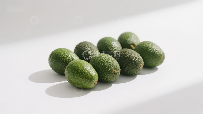 高清大图下载【趣麦麦图】新鲜牛油果排列在白色背景上