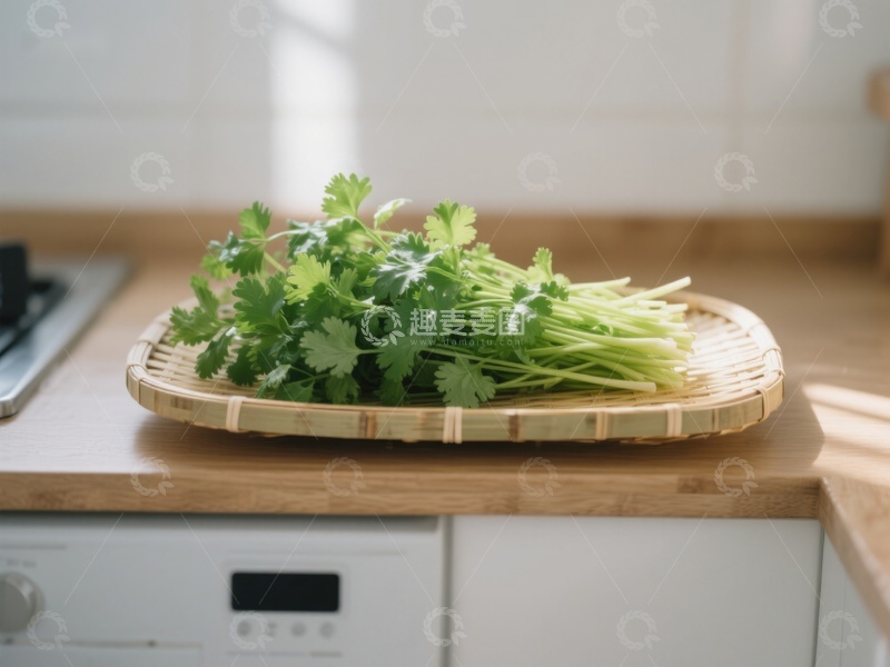 高清大图下载【趣麦麦图】新鲜香菜置于竹制托盘上