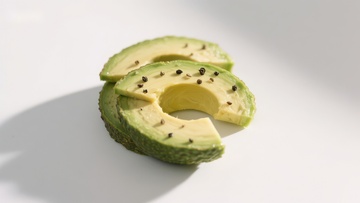 新鲜切片的牛油果