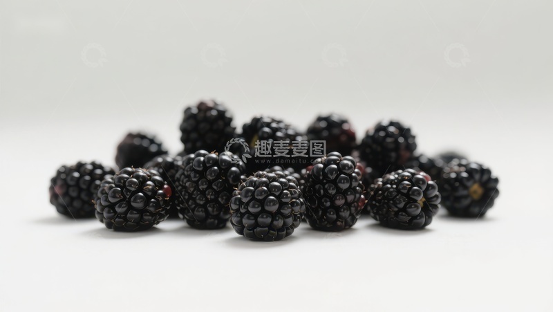高清大图下载【趣麦麦图】新鲜黑莓堆叠在白色背景上