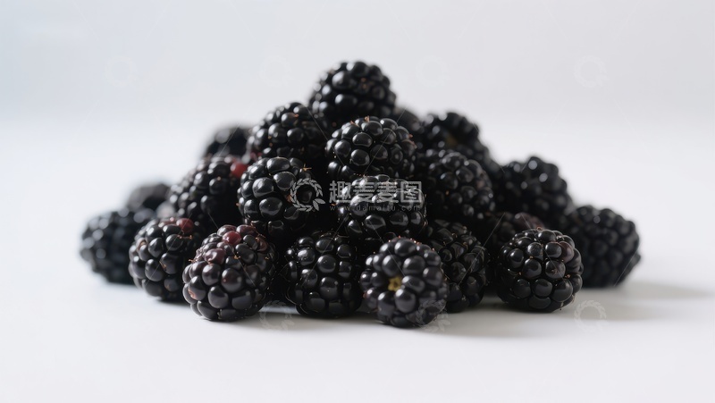 高清大图下载【趣麦麦图】新鲜黑莓堆叠在白色背景上