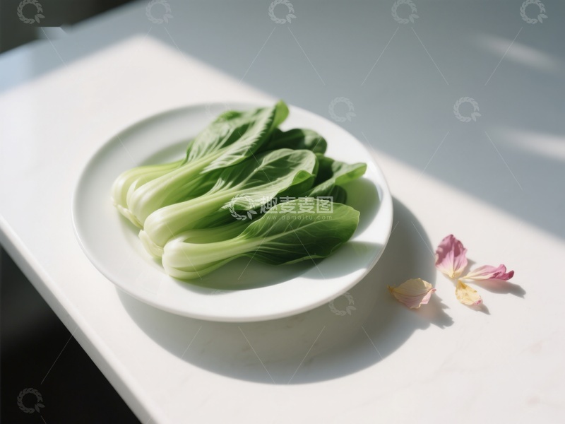 高清大图下载【趣麦麦图】盘中青菜与花瓣的静谧组合