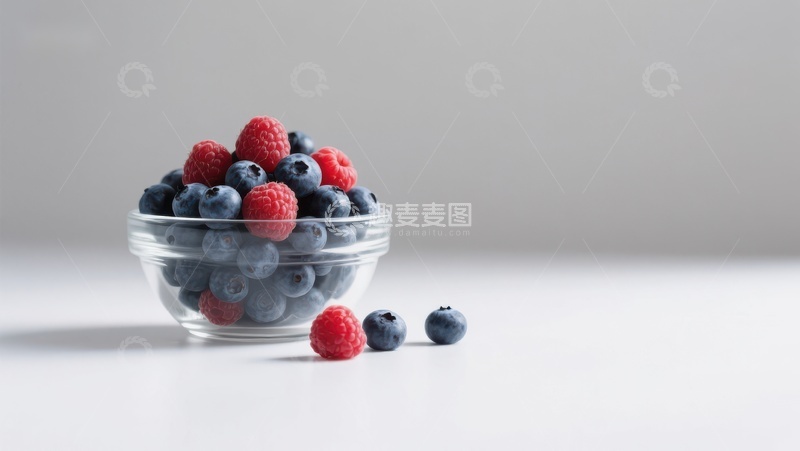 高清大图下载【趣麦麦图】新鲜蓝莓与覆盆子的玻璃碗