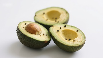 新鲜切开的鳄梨展示