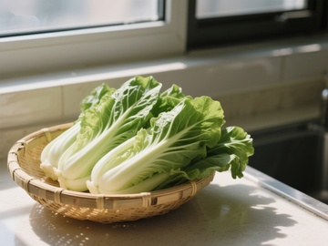 新鲜小白菜置于竹篮中