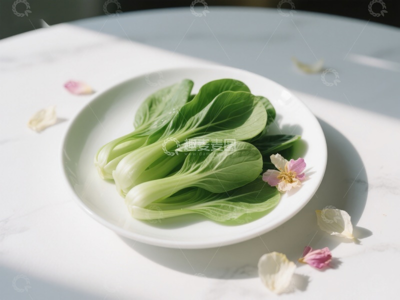 高清大图下载【趣麦麦图】新鲜青菜置于白色盘中，花瓣点缀