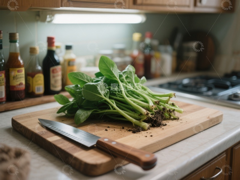 高清大图下载【趣麦麦图】厨房案板上的新鲜绿叶蔬菜