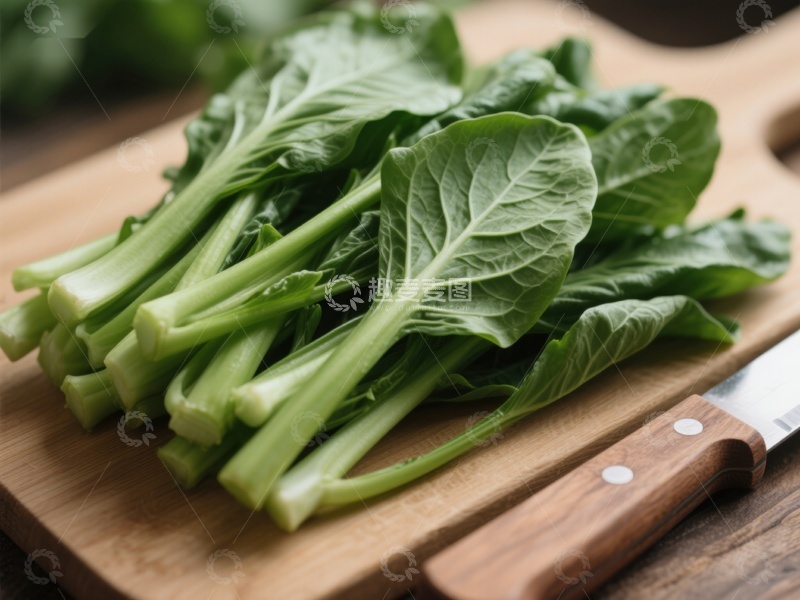 高清大图下载【趣麦麦图】新鲜青菜置于木质砧板上