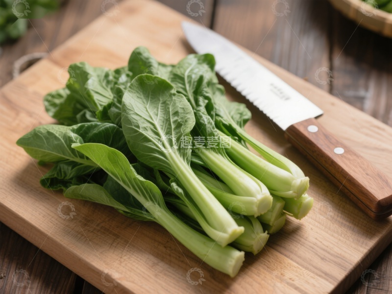 高清大图下载【趣麦麦图】新鲜青菜置于木质砧板上