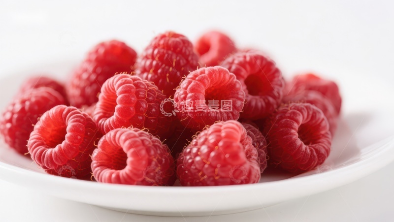 高清大图下载【趣麦麦图】新鲜红莓堆叠在白色盘中