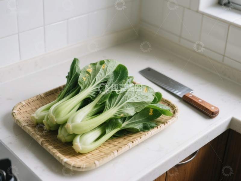 高清大图下载【趣麦麦图】新鲜青菜置于竹篮，厨房砧板旁