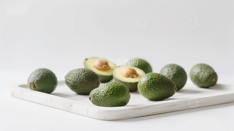 高清大图下载【趣麦麦图】新鲜牛油果摆放于白色砧板上