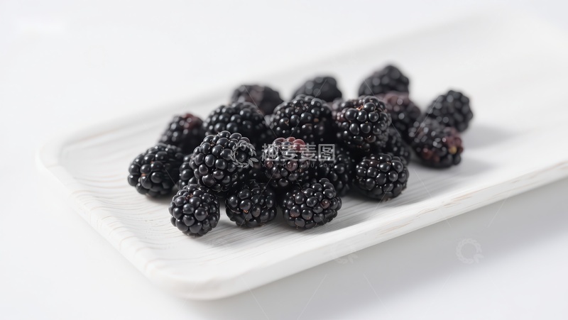高清大图下载【趣麦麦图】新鲜黑莓置于白色盘中