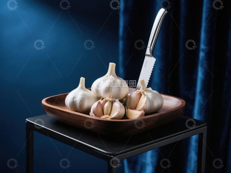 高清大图下载【趣麦麦图】大蒜与刀置于深色木质盘中