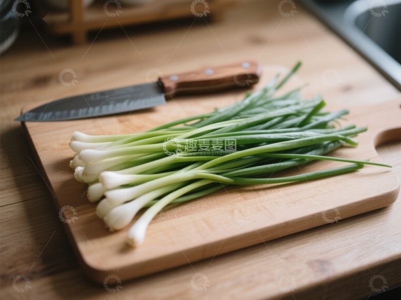 高清大图下载【趣麦麦图】新鲜葱段置于木质砧板上